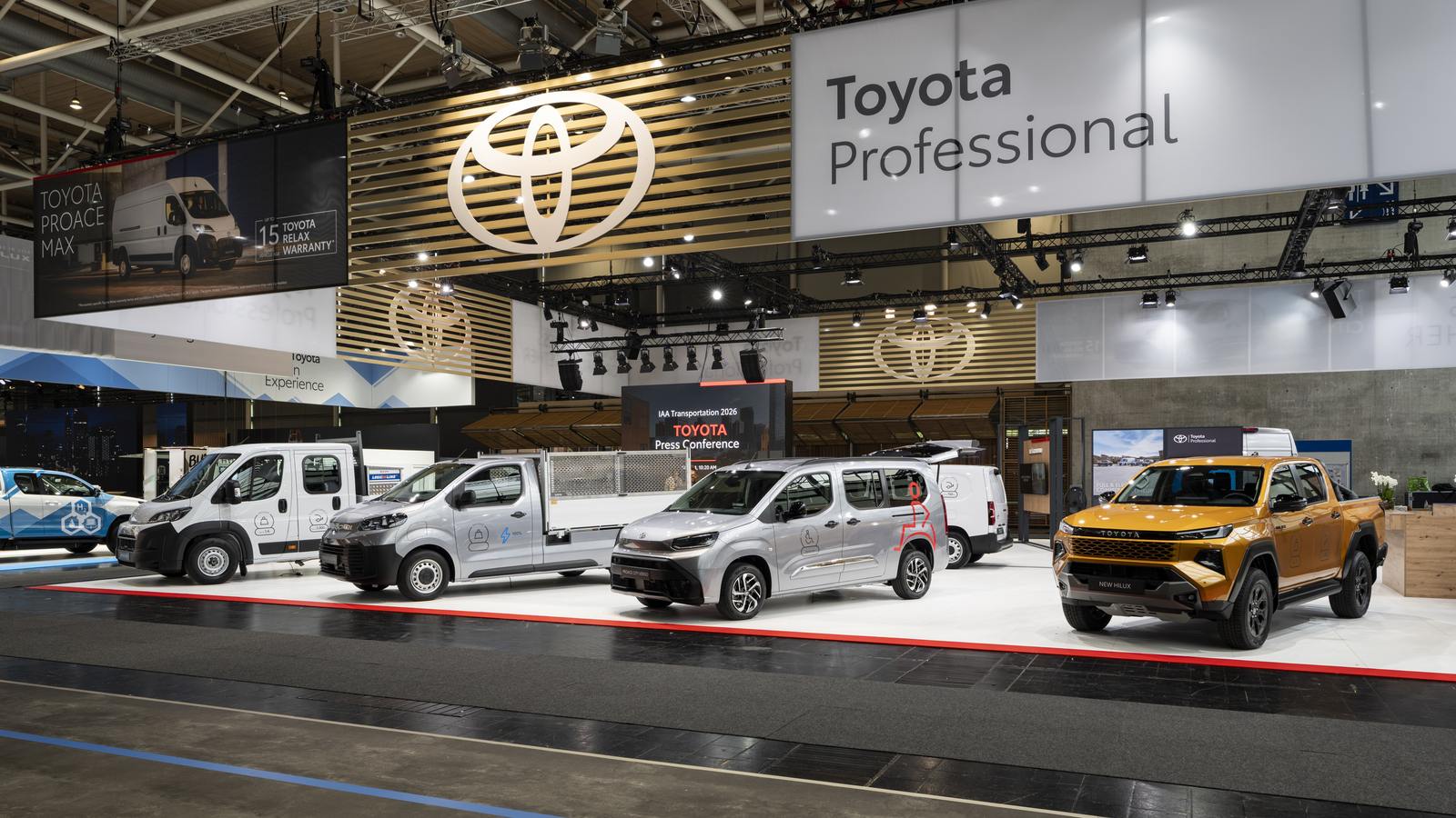 Stoisko Toyota Professional z vanami Proace i pickupem Toyota Hilux na IAA 2026