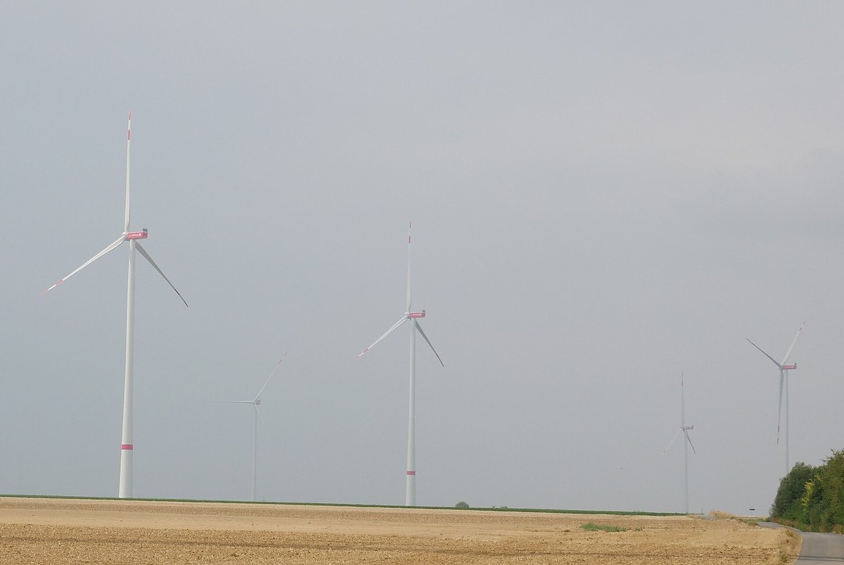 Turbiny wiatrowe Nordex Delta4000 na polu w Bedburgu w Niemczech