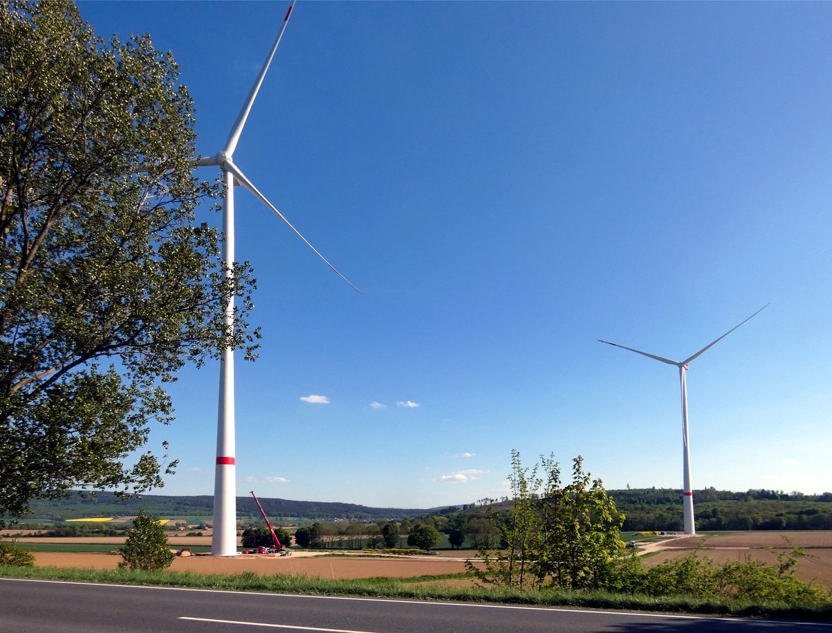 Dwie turbiny Nordex N163/5.7 na tle pól uprawnych w Bad Münder w Dolnej Saksonii