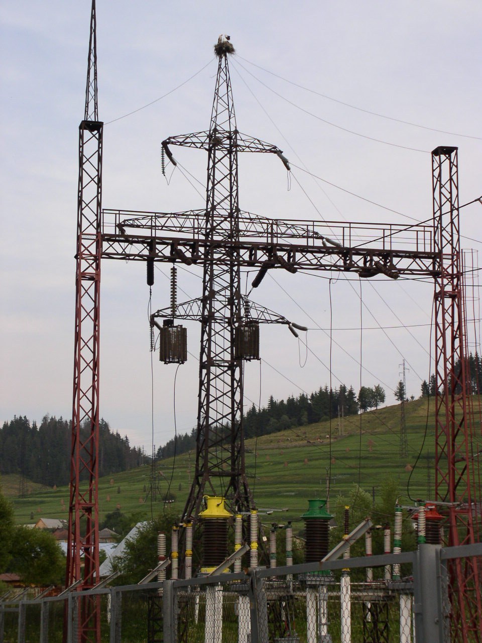 magazyny energii na Ukrainie — stacja wysokiego napięcia w ukraińskiej sieci przesyłowej