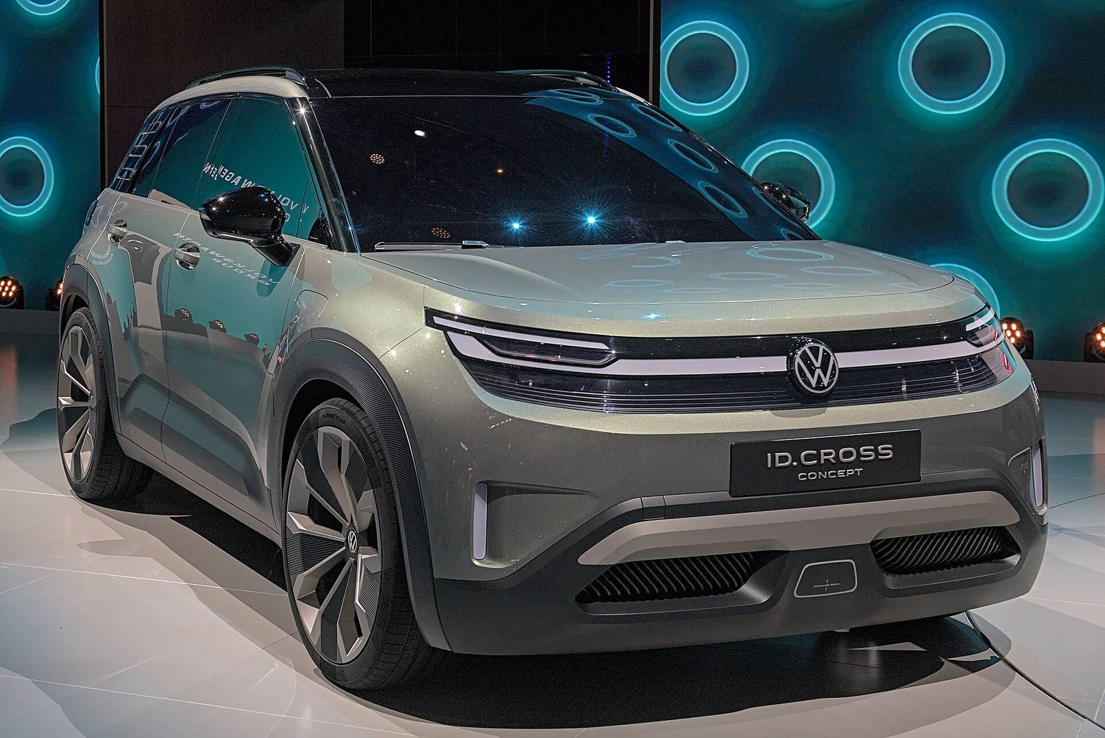 Volkswagen ID. Cross, elektryczny SUV, widok z przodu na targach IAA 2025