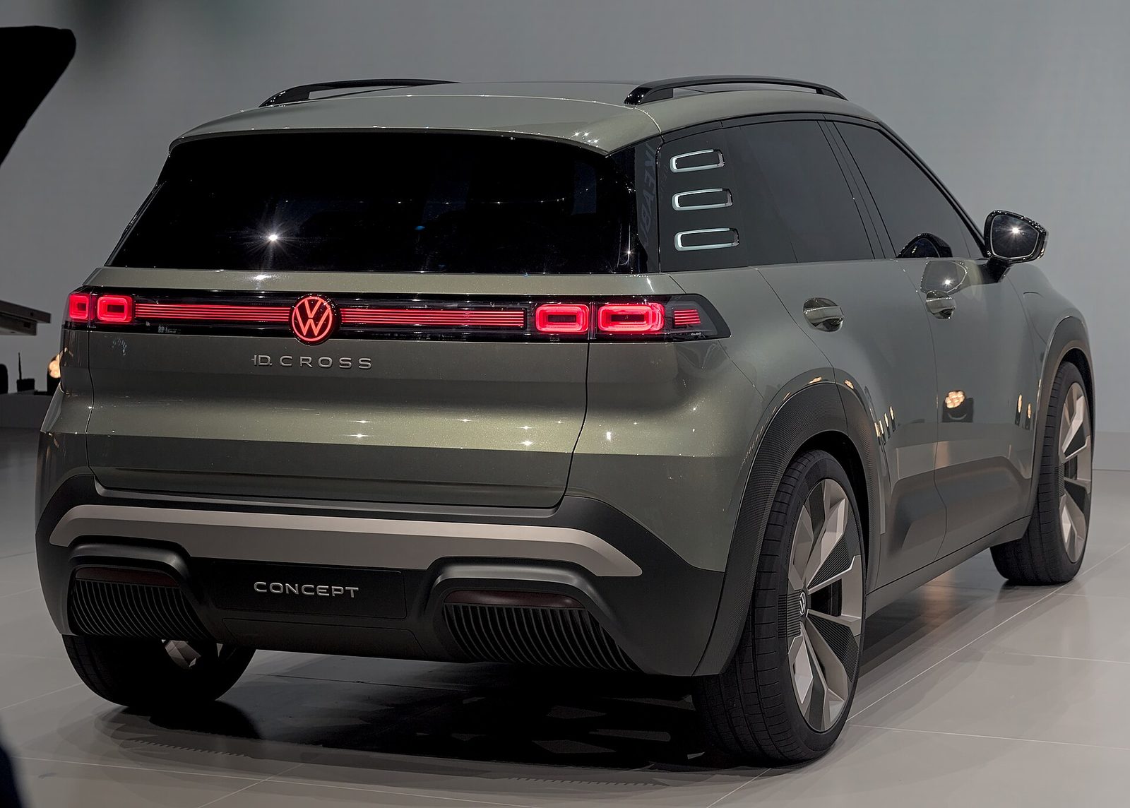 Volkswagen ID. Cross, elektryczny SUV, widok z tyłu na targach IAA 2025
