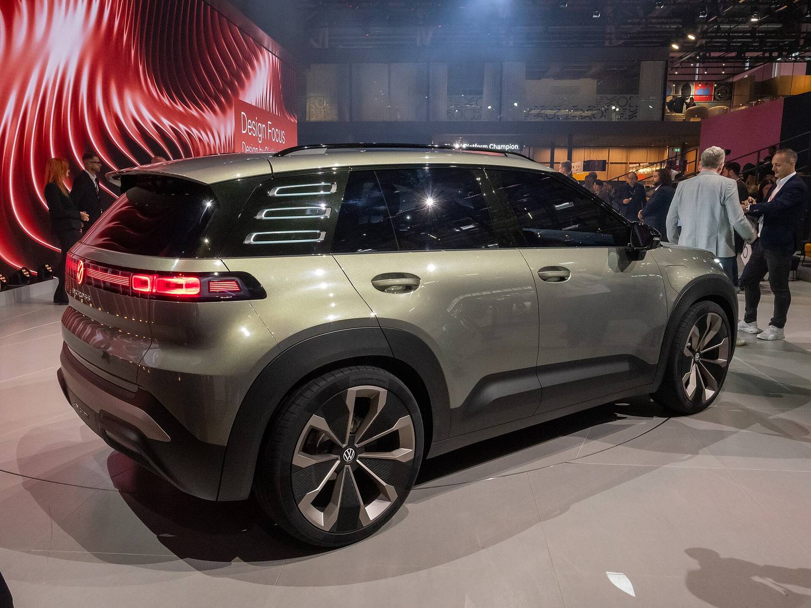 Volkswagen ID. Cross, elektryczny SUV, widok z boku podczas IAA Summit 2025