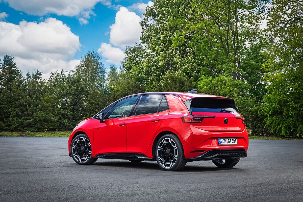 Tył Volkswagena ID.3 GTI ze spojlerem dachowym i czarnym dyfuzorem