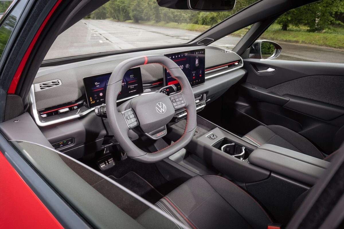 Wnętrze Volkswagena ID.3 GTI – fotele sportowe w tapicerce Superclark i kierownica z czerwonym znacznikiem
