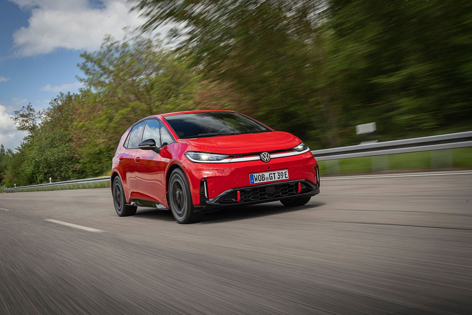 Volkswagen ID.3 GTI – czerwony kompakt sportowy w kolorze Tornado Red podczas jazdy po drodze