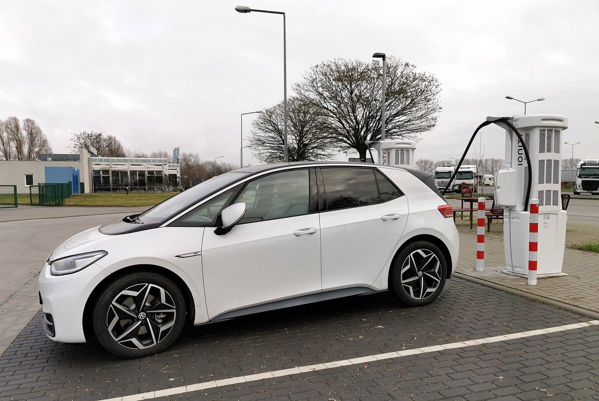 Volkswagen ID.3 podczas ładowania na stacji (ilustracja)