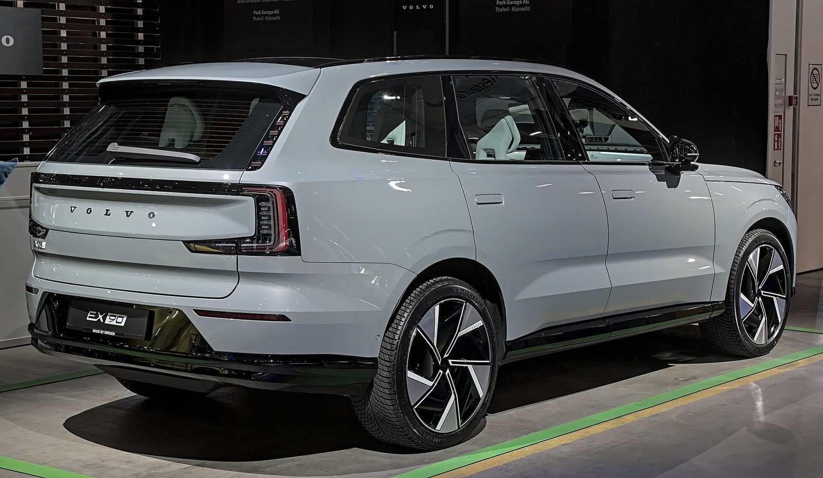 Volvo EX90 na wystawie Auto Zürich 2024, widok z boku