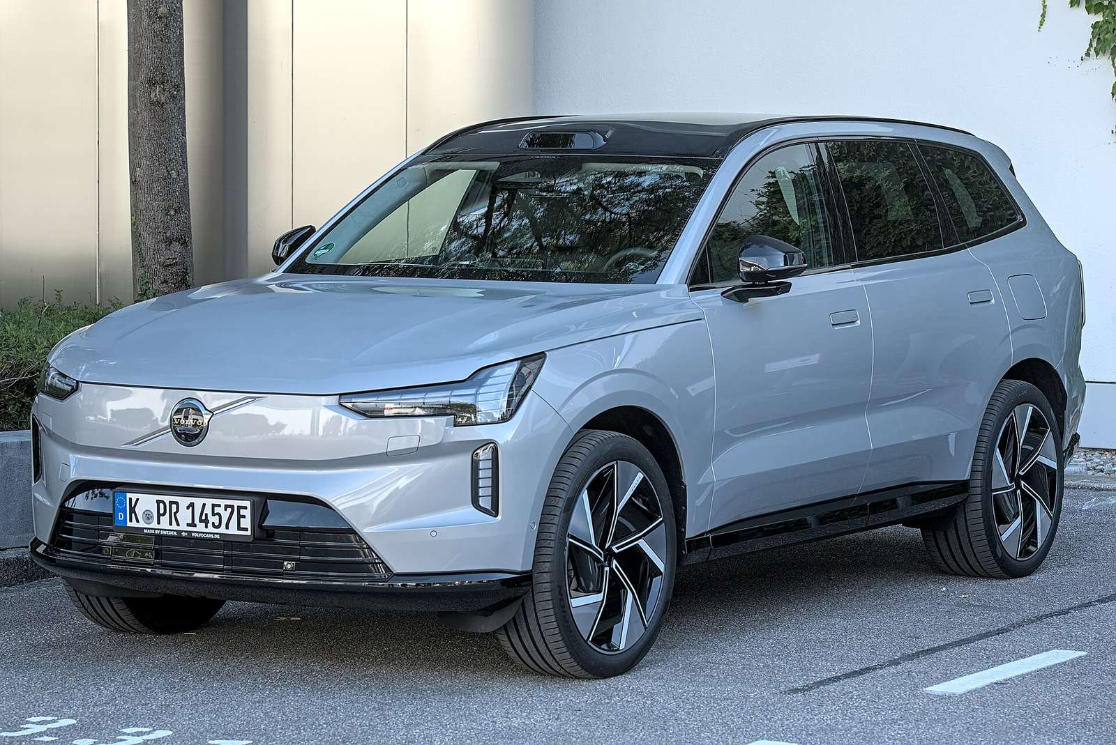 Elektryczny SUV Volvo EX90 prezentowany na targach IAA 2025 w Monachium
