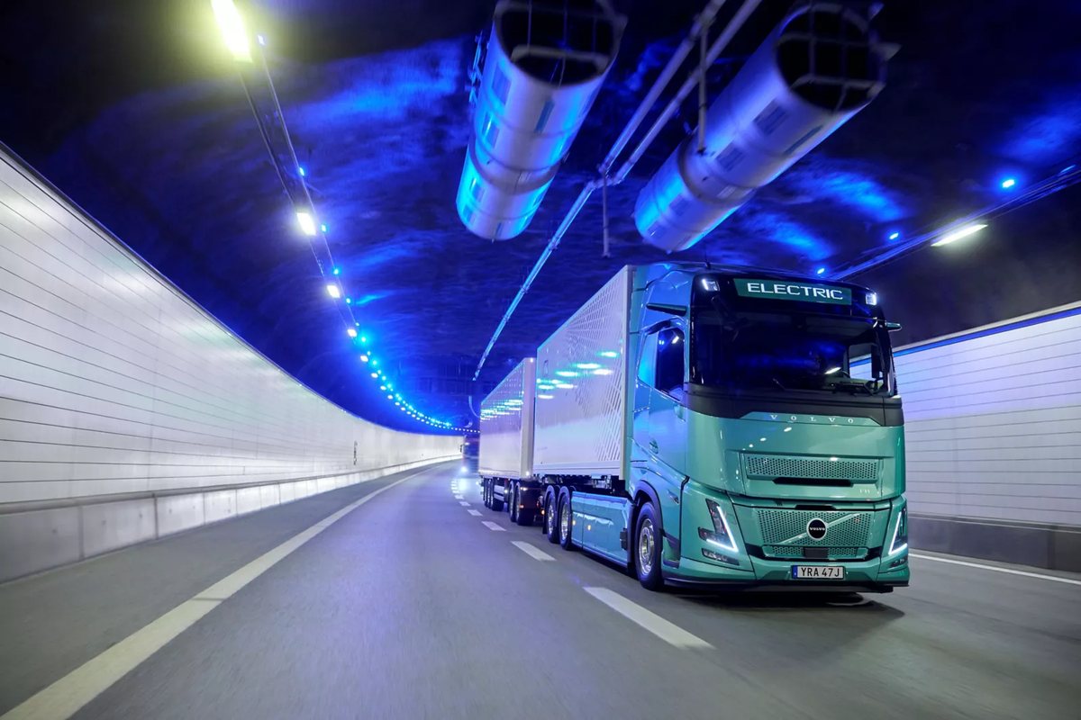 Volvo FH Aero Electric z naczepą przejeżdża przez oświetlony tunel