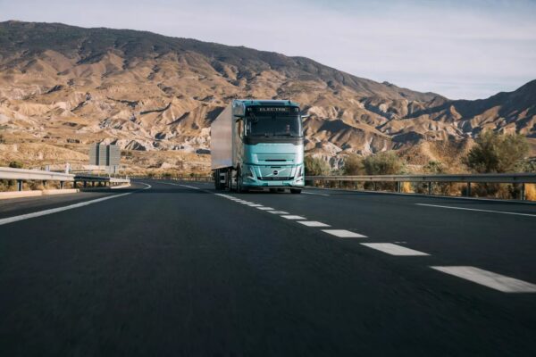 Volvo FH Aero Electric ruszyło z produkcji. Zestaw 80 ton na IAA 2026