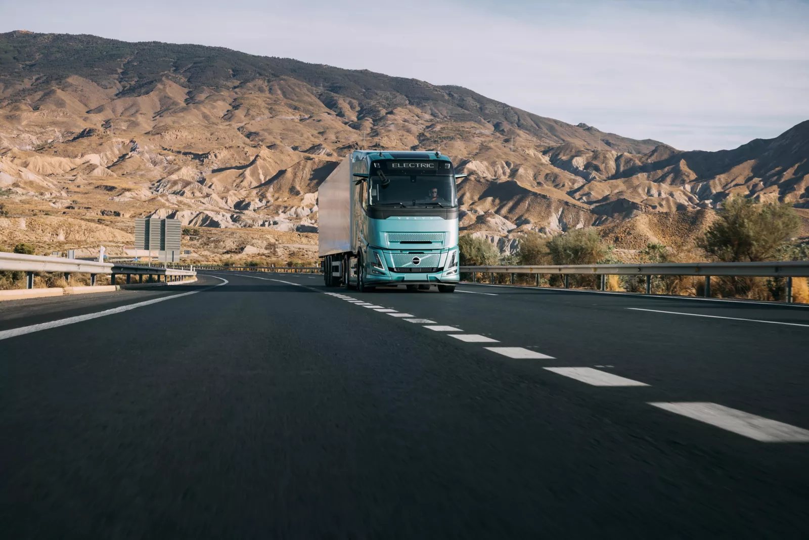 Volvo FH Aero Electric z naczepą podczas jazdy drogą w górach