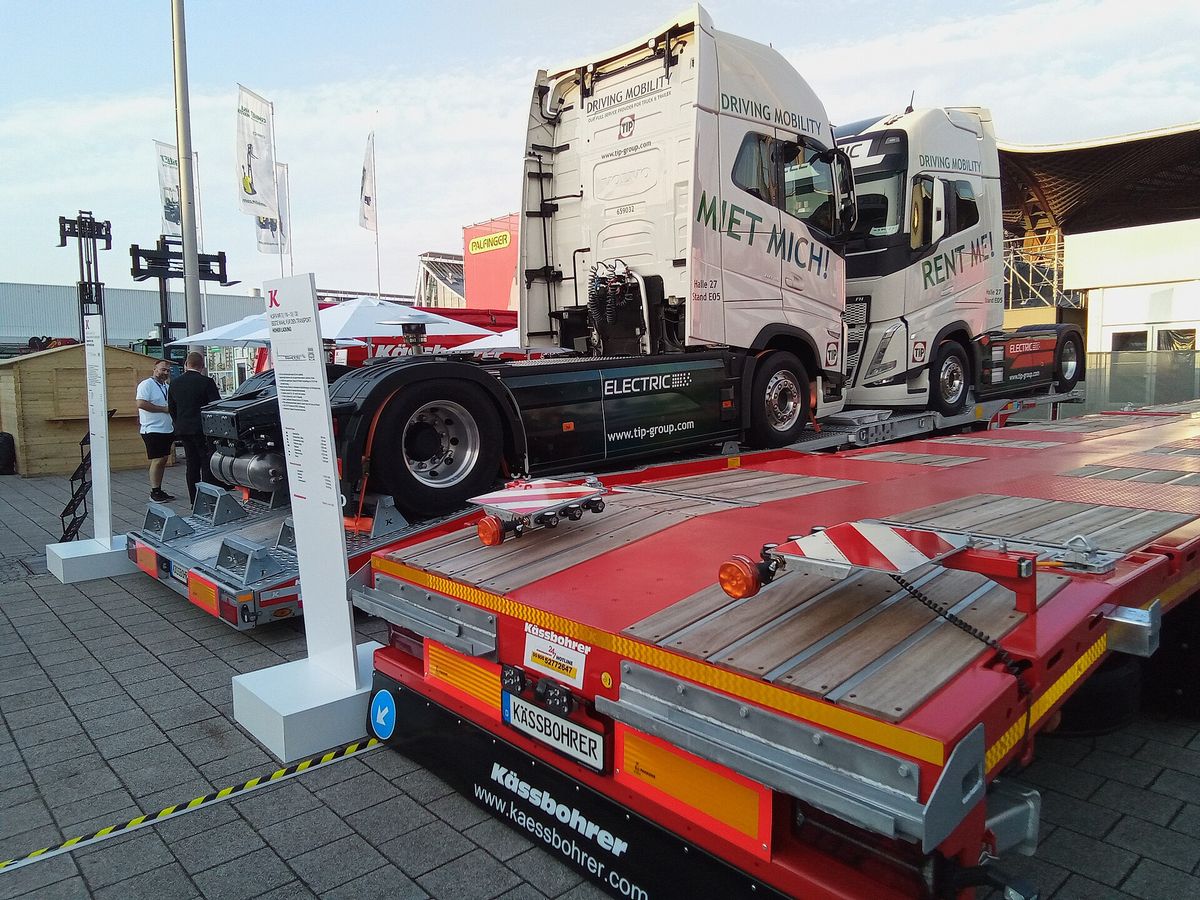 Elektryczny ciągnik siodłowy na lawecie podczas targów — e-ciężarówka w transporcie dalekobieżnym