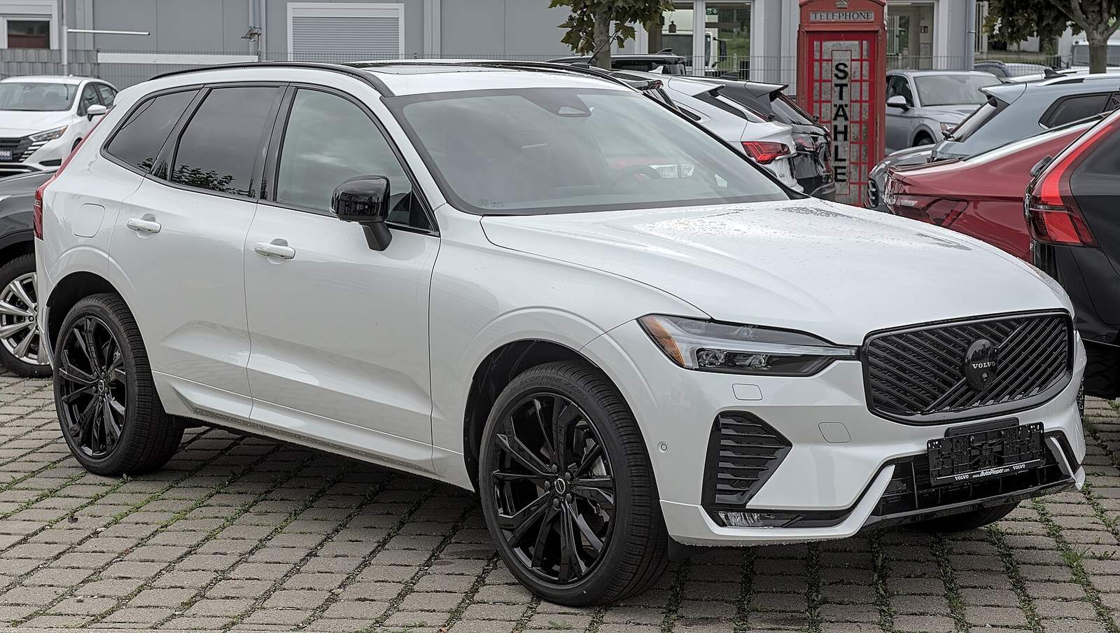 Biały Volvo XC60 Long Range rocznika 2026 – widok z przodu i z boku