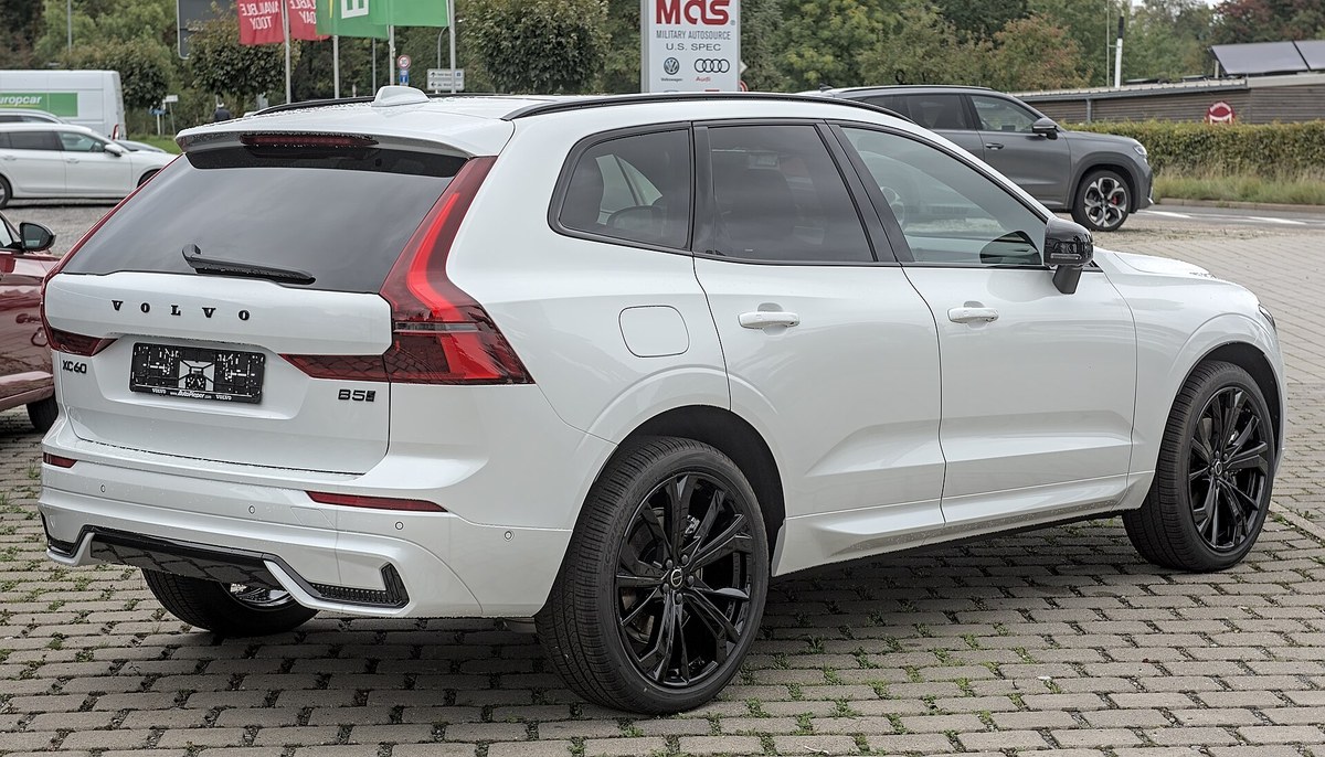 Volvo XC60 Long Range – tył auta z oznaczeniem modelu na klapie