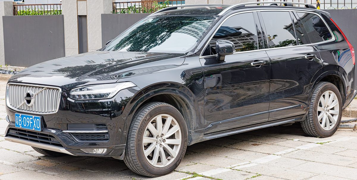 Czarny Volvo XC90 drugiej generacji – przód i bok na parkingu