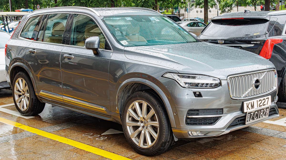 Szary Volvo XC90 T8 drugiej generacji – widok z przodu