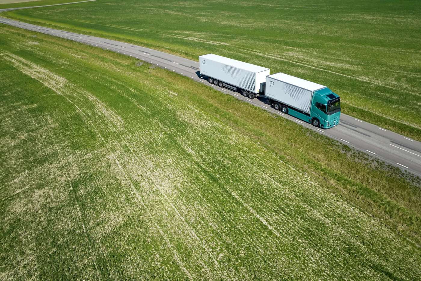 Zestaw elektrycznej ciężarówki Volvo o masie do 80 ton z dwiema naczepami z lotu ptaka