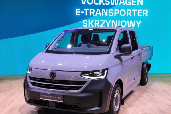 e-Transporter Skrzyniowy: polska premiera elektrycznego vana z otwartą skrzynią