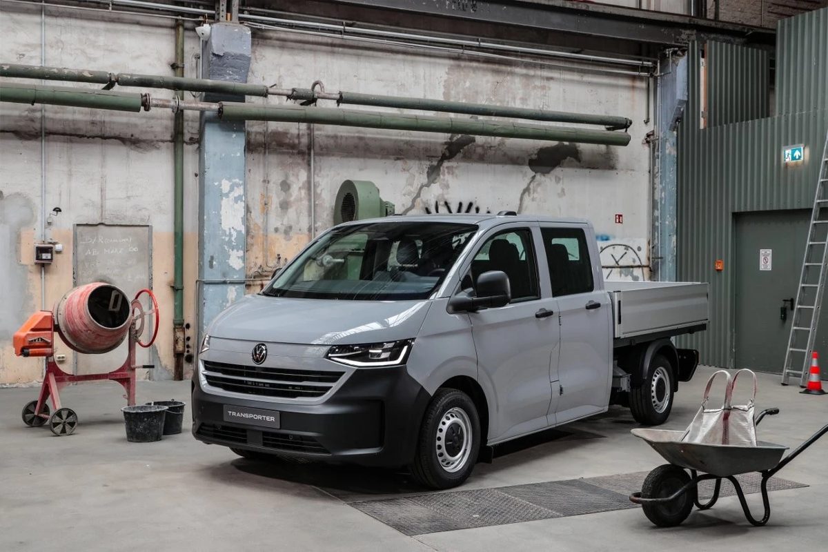 Elektryczny Volkswagen Transporter skrzyniowy z podwójną kabiną dla sześciu osób w warsztacie