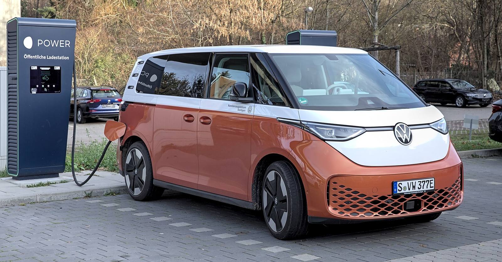 VW ID. Buzz na publicznej stacji ładowania, wersja produkcyjna z dwukolorowym nadwoziem