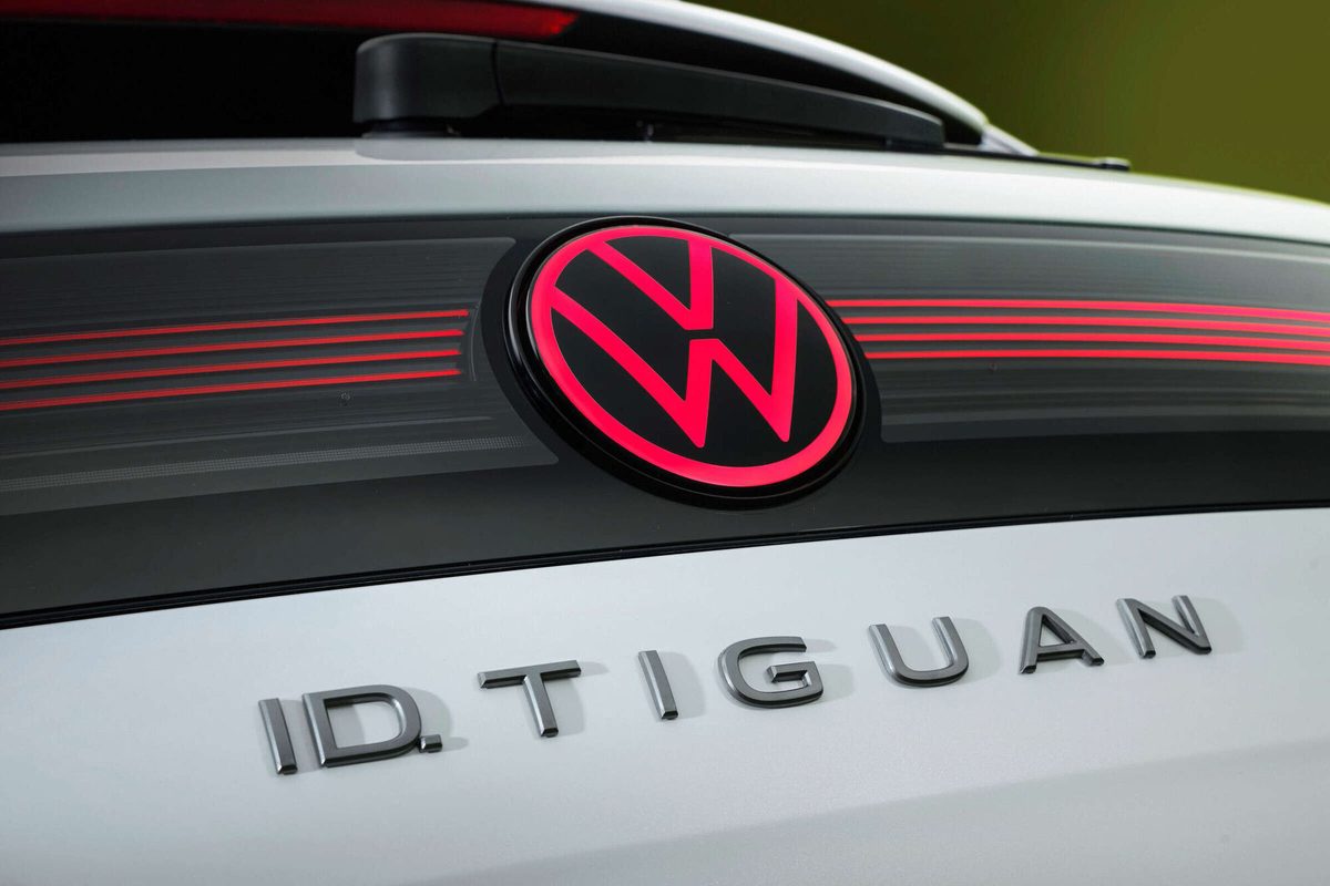 Napisy ID. Tiguan i logo Volkswagen na tylnej klapie samochodu
