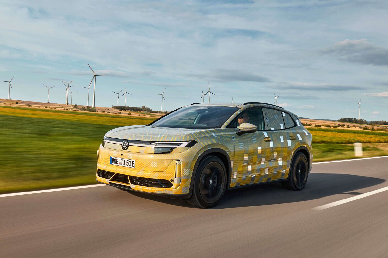 Volkswagen ID. Tiguan w kamuflażu podczas jazdy testowej