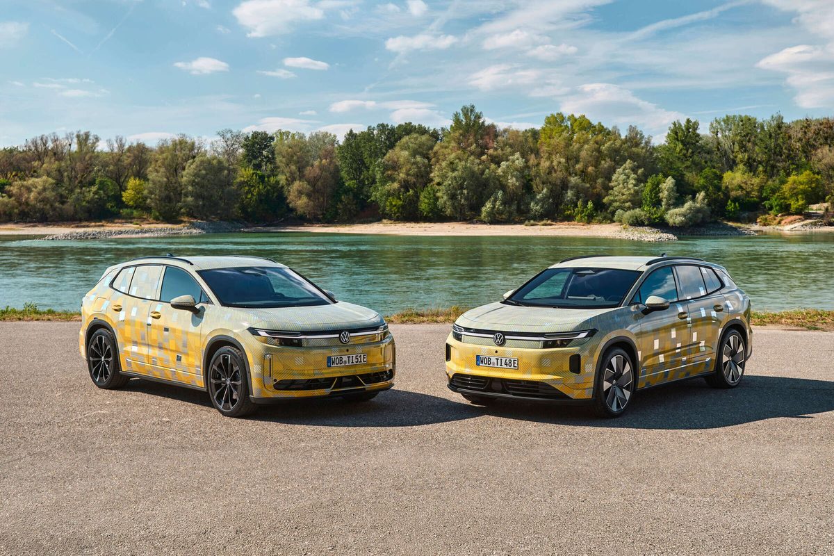 Dwa zamaskowane Volkswageny ID. Tiguan zaparkowane nad rzeką