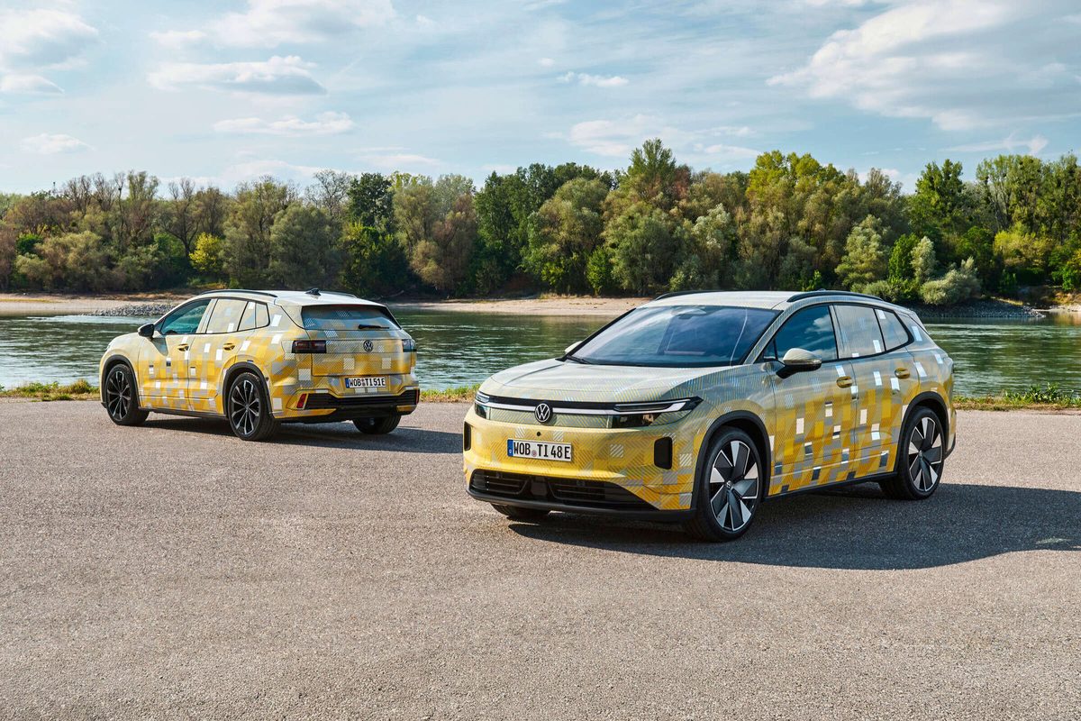 Dwa zamaskowane prototypy Volkswagena ID. Tiguan — widok z przodu i z tyłu