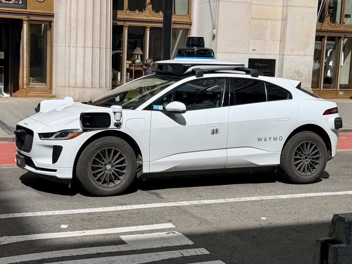 Waymo One: robotaxi Jaguar I-Pace z lidarem na dachu i oznaczeniami Waymo