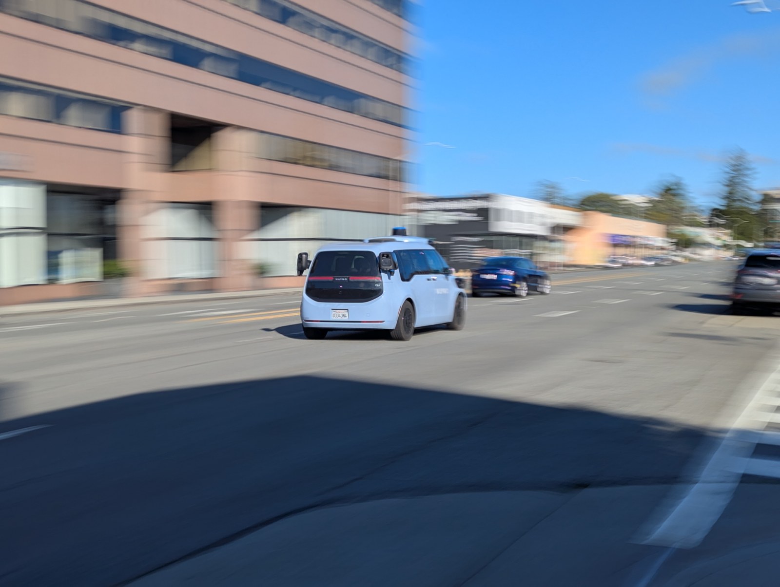 Waymo robotaxi na drodze w San Mateo w Kalifornii, bez kierowcy