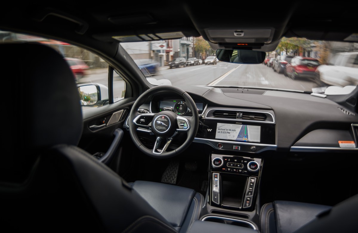 Wnętrze Waymo — puste miejsce kierowcy i ekran z trasą przejazdu