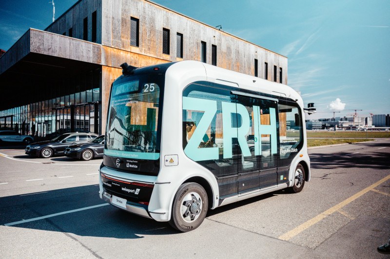 Autonomiczny bus WeRide na lotnisku w Zurychu z oznaczeniem ZRH