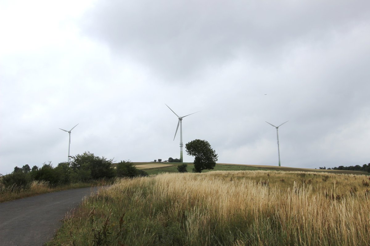 Turbiny wiatrowe farmy Plütscheid w Nadrenii-Palatynacie na tle wzgórz