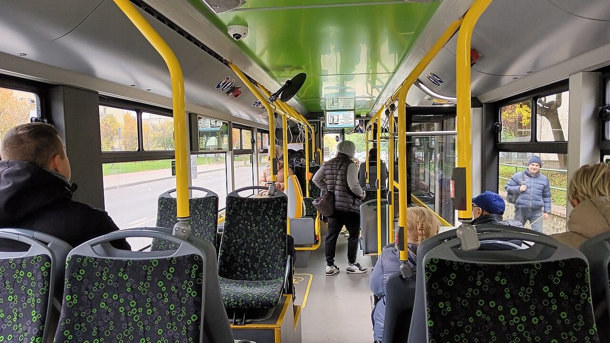 Wnętrze niskopodłogowego autobusu elektrycznego z miejscami siedzącymi
