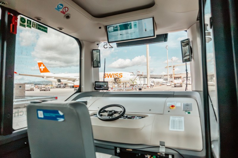 Wnętrze autonomicznego busa WeRide — pusty fotel i ekran nad kabiną
