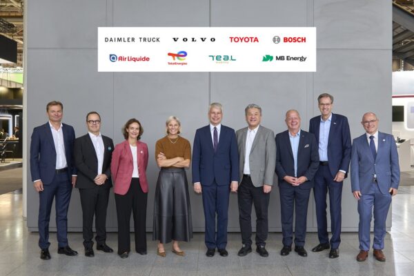 Osiem firm łączy siły. Ciężarówki na wodór mają być konkurencyjne do 2030 roku