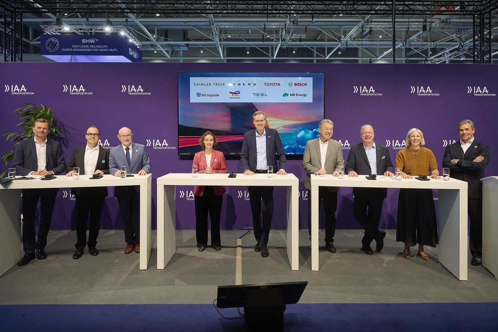 Szefowie Daimler Truck, Volvo Group, Toyota i partnerów energetycznych podczas prezentacji planu wodorowego