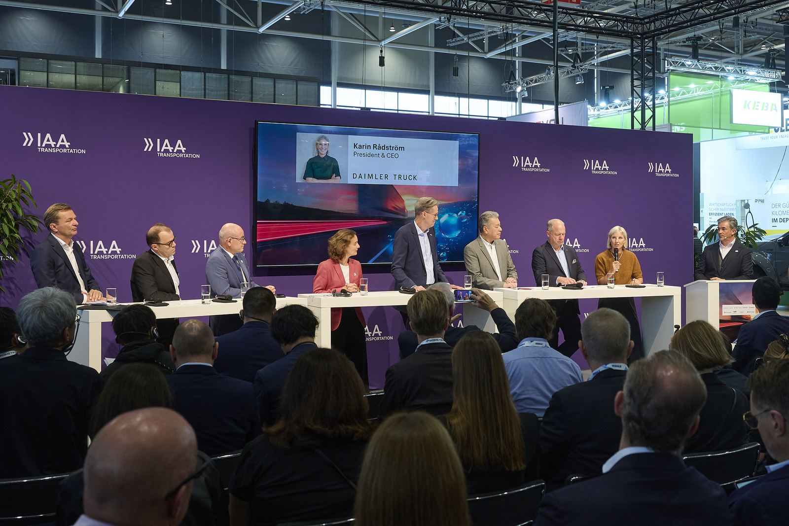 Panel dyskusyjny ośmiu firm o ciężarówkach na wodór na targach IAA Transportation 2026