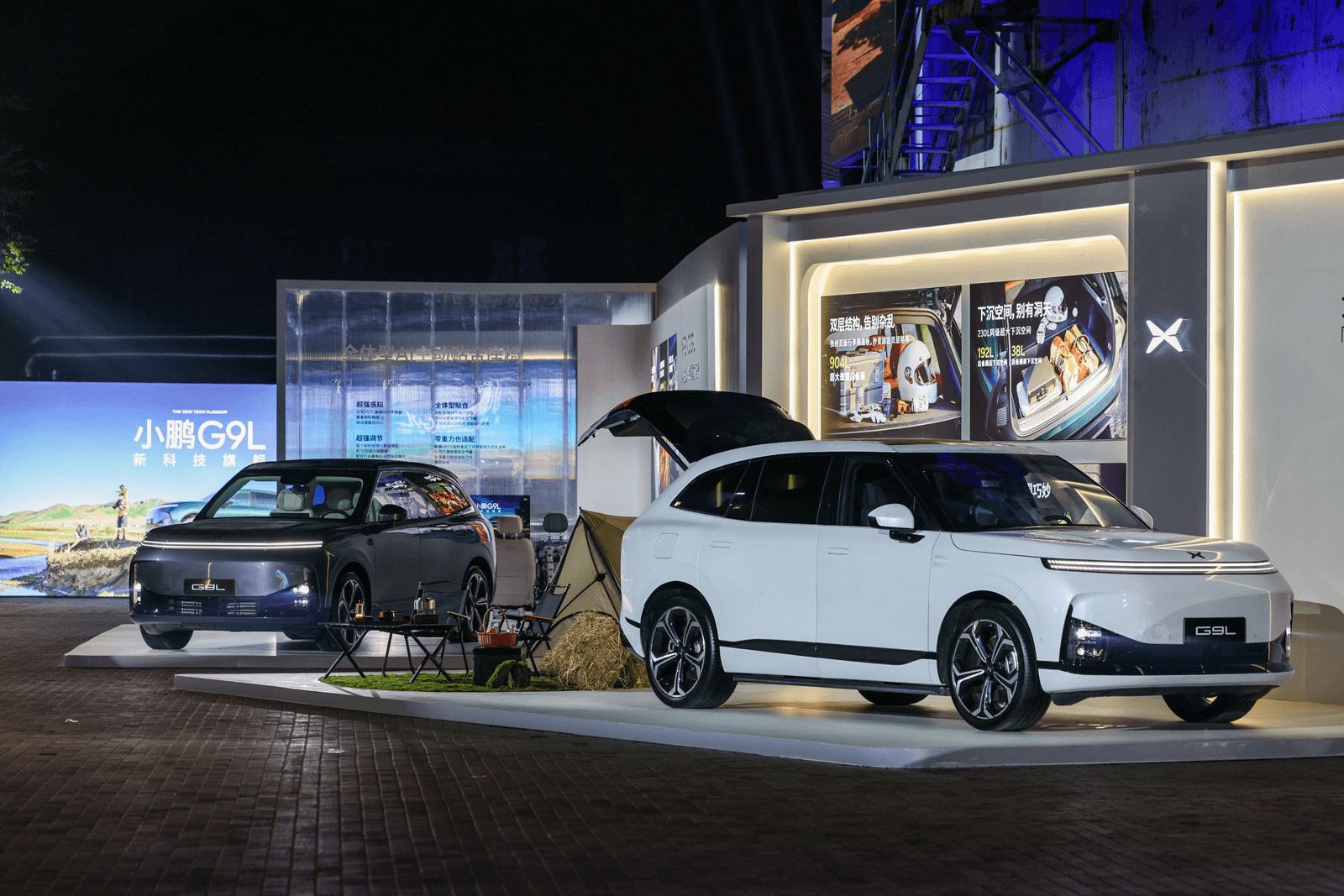 XPeng G9L — dwa egzemplarze flagowego SUV-a podczas premiery w Pekinie