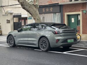 Zeekr w Polsce – Zeekr 001 po liftingu, duży elektryczny shooting brake z tylnym pasem świetlnym