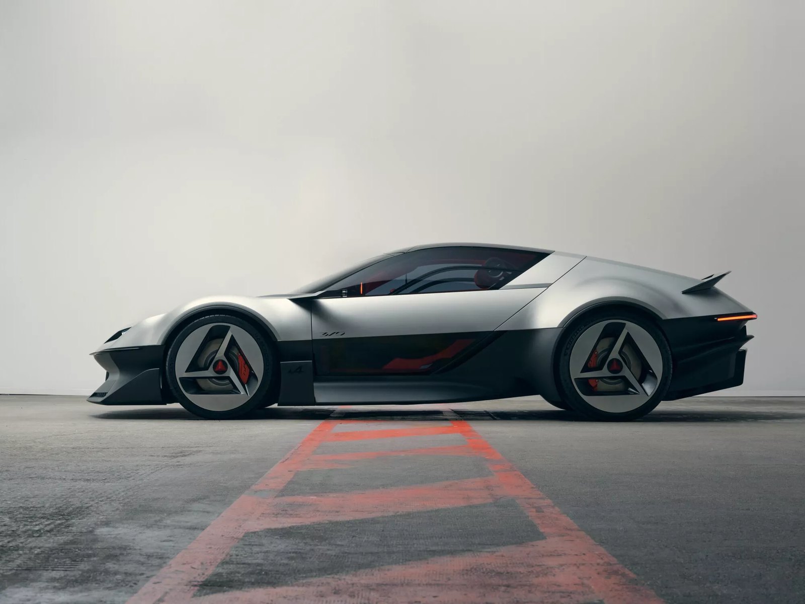 Koncept Alpine A310 Vision w profilu — niskie, srebrne coupé z charakterystyczną linią szyb