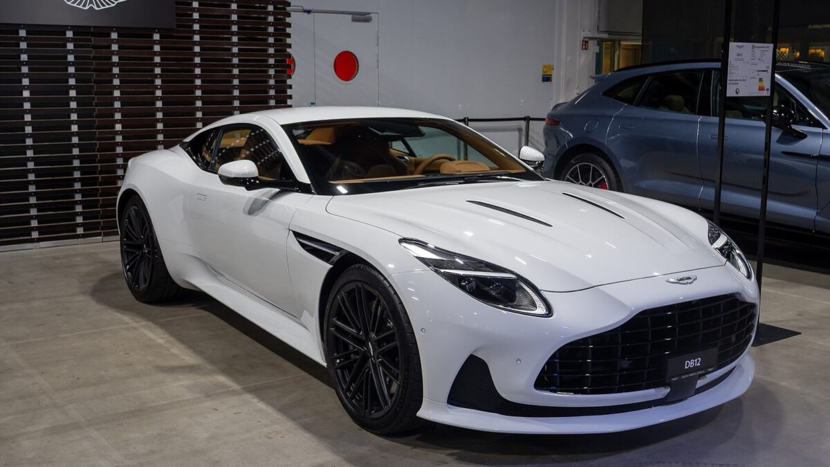 Biały Aston Martin DB12 na wystawie w salonie samochodowym w Zurychu