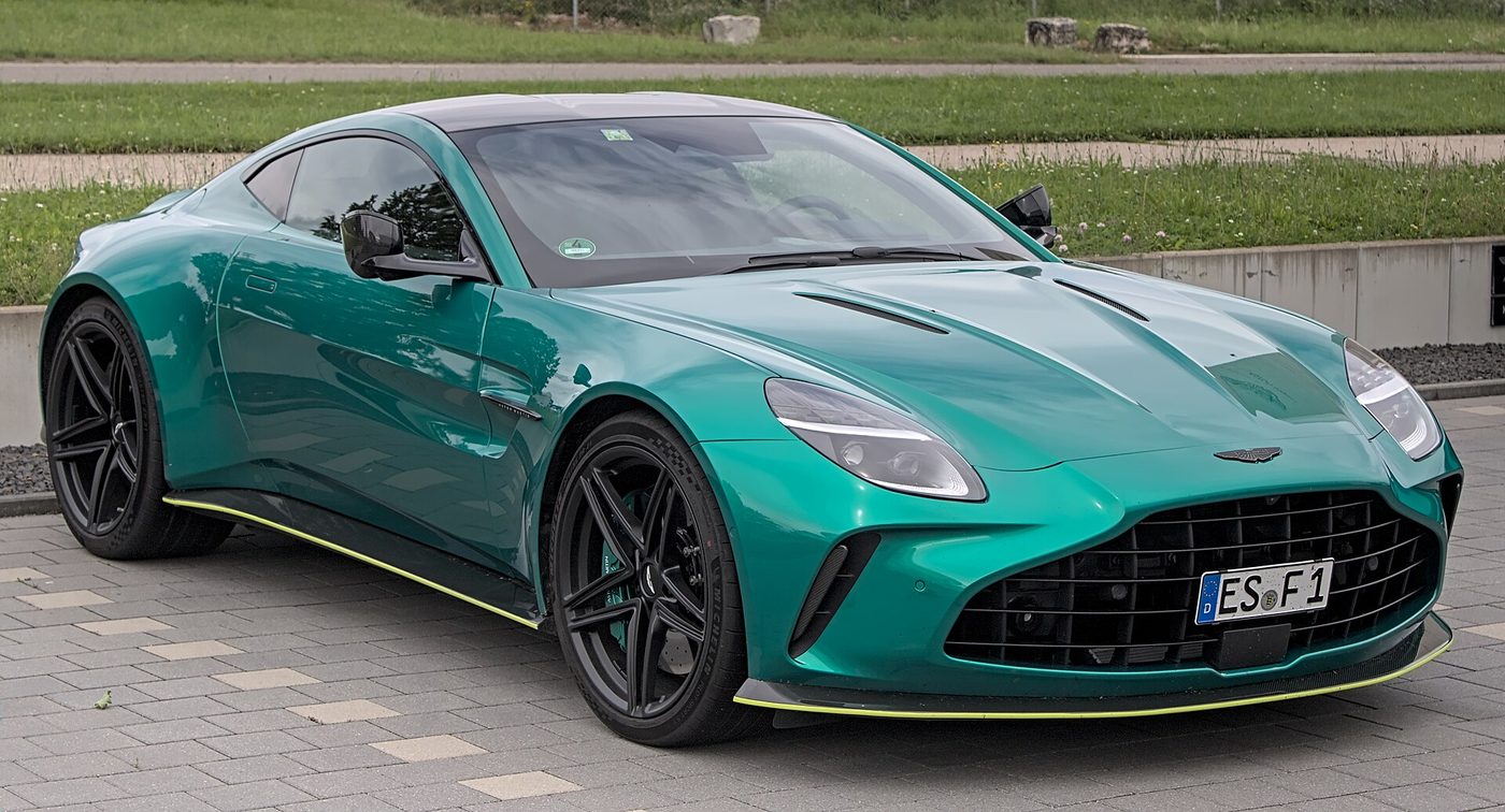 Zielony Aston Martin Vantage 2024 z silnikiem V8 widziany z przodu