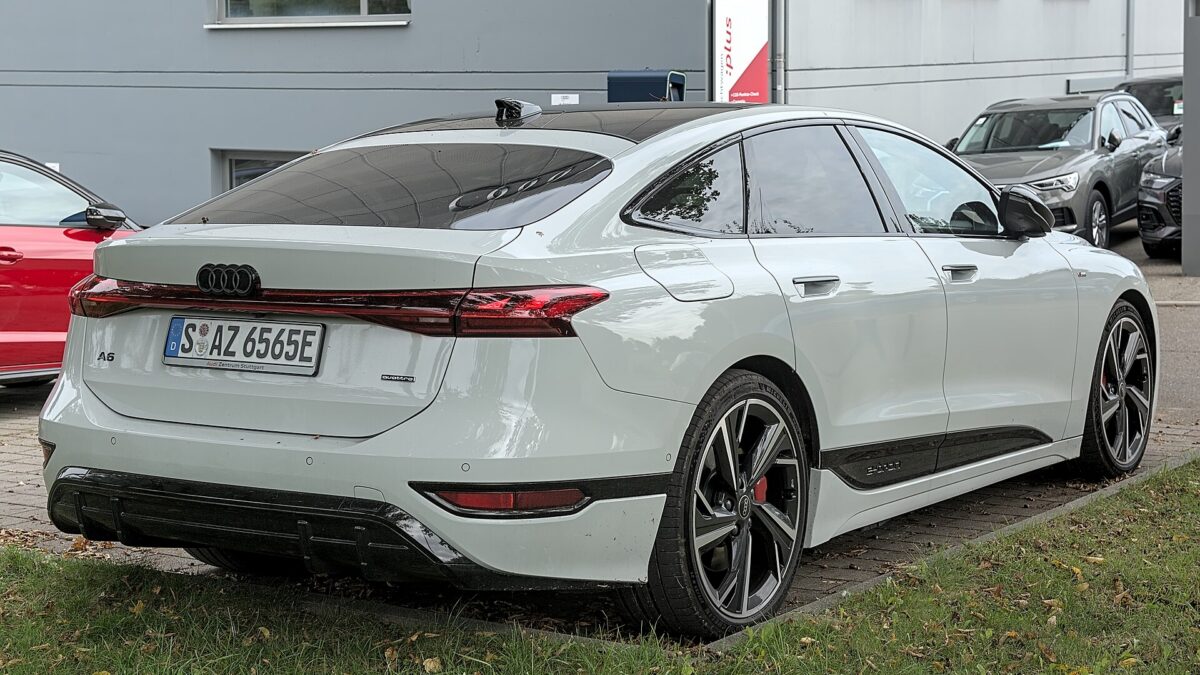 Audi A6 Sportback e-tron quattro 315 kW (2024) – widok z tyłu