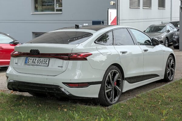 Audi A6 Sportback e-tron (2024) – widok z tyłu
