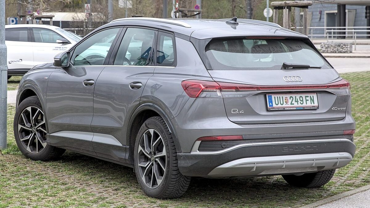 Audi Q4 40 e-tron w kolorze szarym, widok na tylną część nadwozia