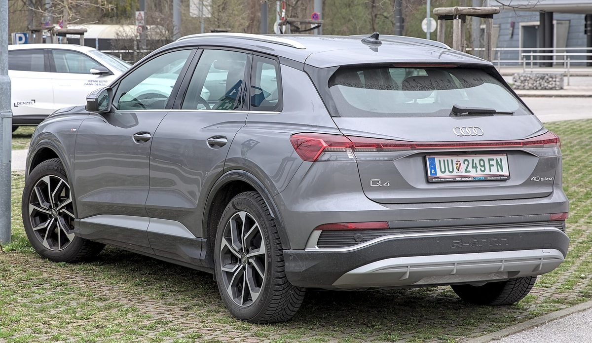Audi Q4 40 e-tron w kolorze szarym, widok na tylną część nadwozia