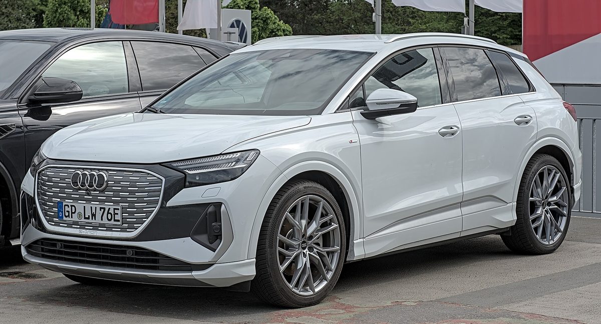 Biały Audi Q4 e-tron, widok na przedni zderzak i atrapę chłodnicy