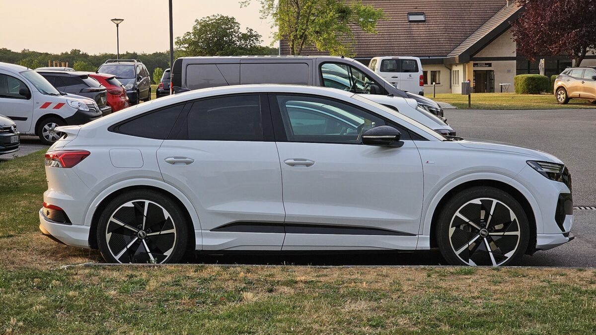 Audi Q4 Sportback e-tron – widok z boku